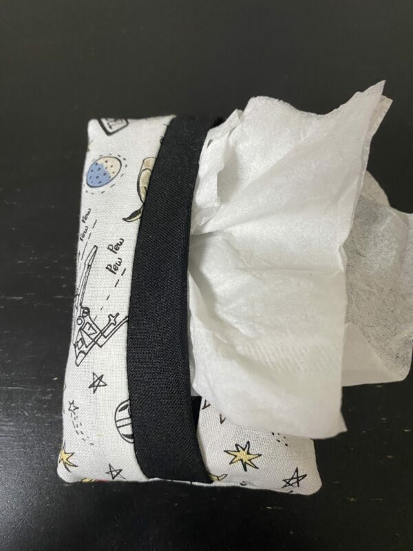 Star Wars Pocket Tissue Holder - Let these characters from Star Wars hold our tissues in your pocket. #StarWars
