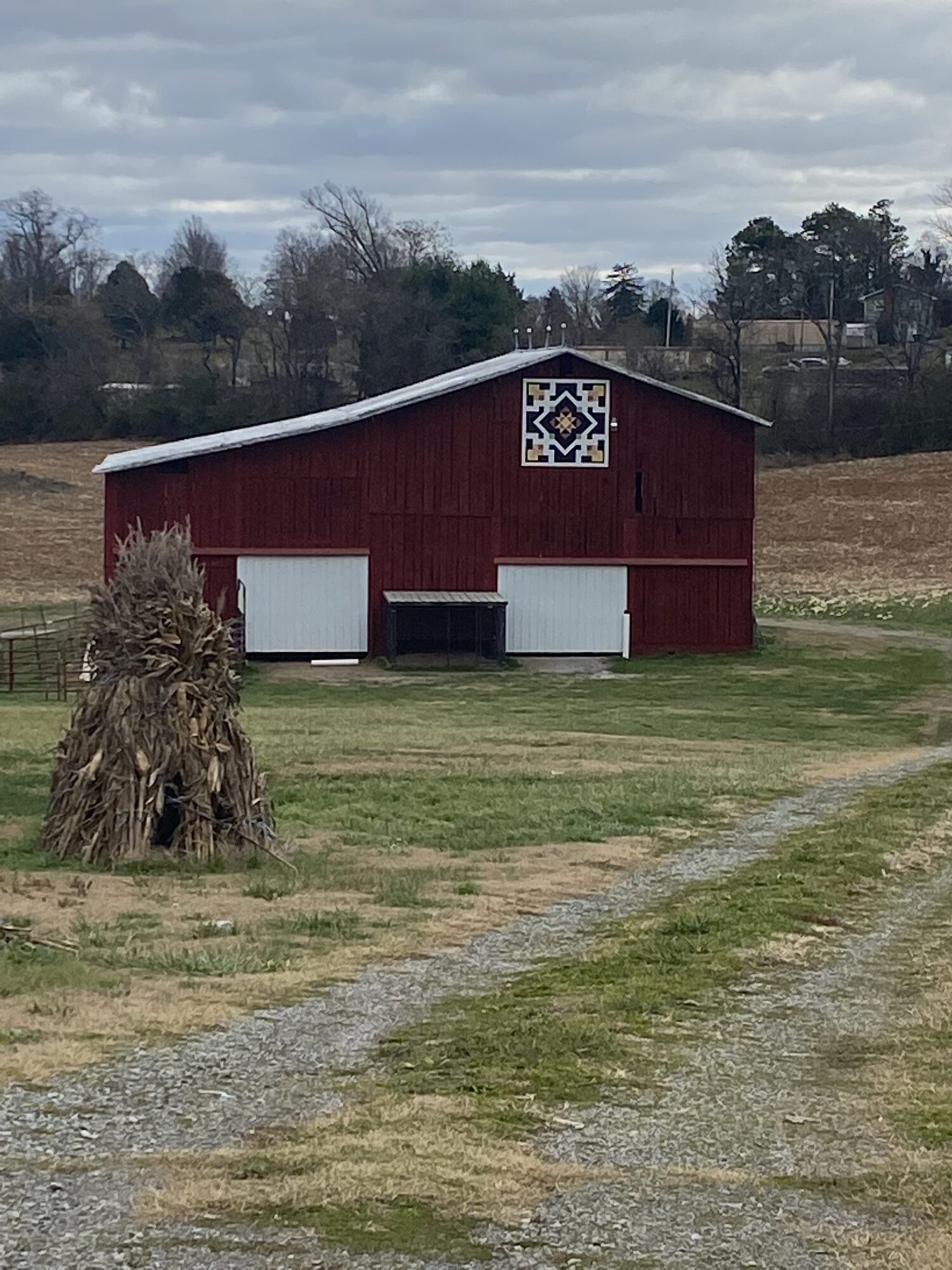 Barn Quilt, I’m sure you’ve seen Barns and sometimes buildings that have that square quilt pattern on the side of it. So what exactly is a barn quilt? #QuiltBarns #Quilts #BarnQuilt (Echo Valley Corn Maze - Jefferson City, TN)