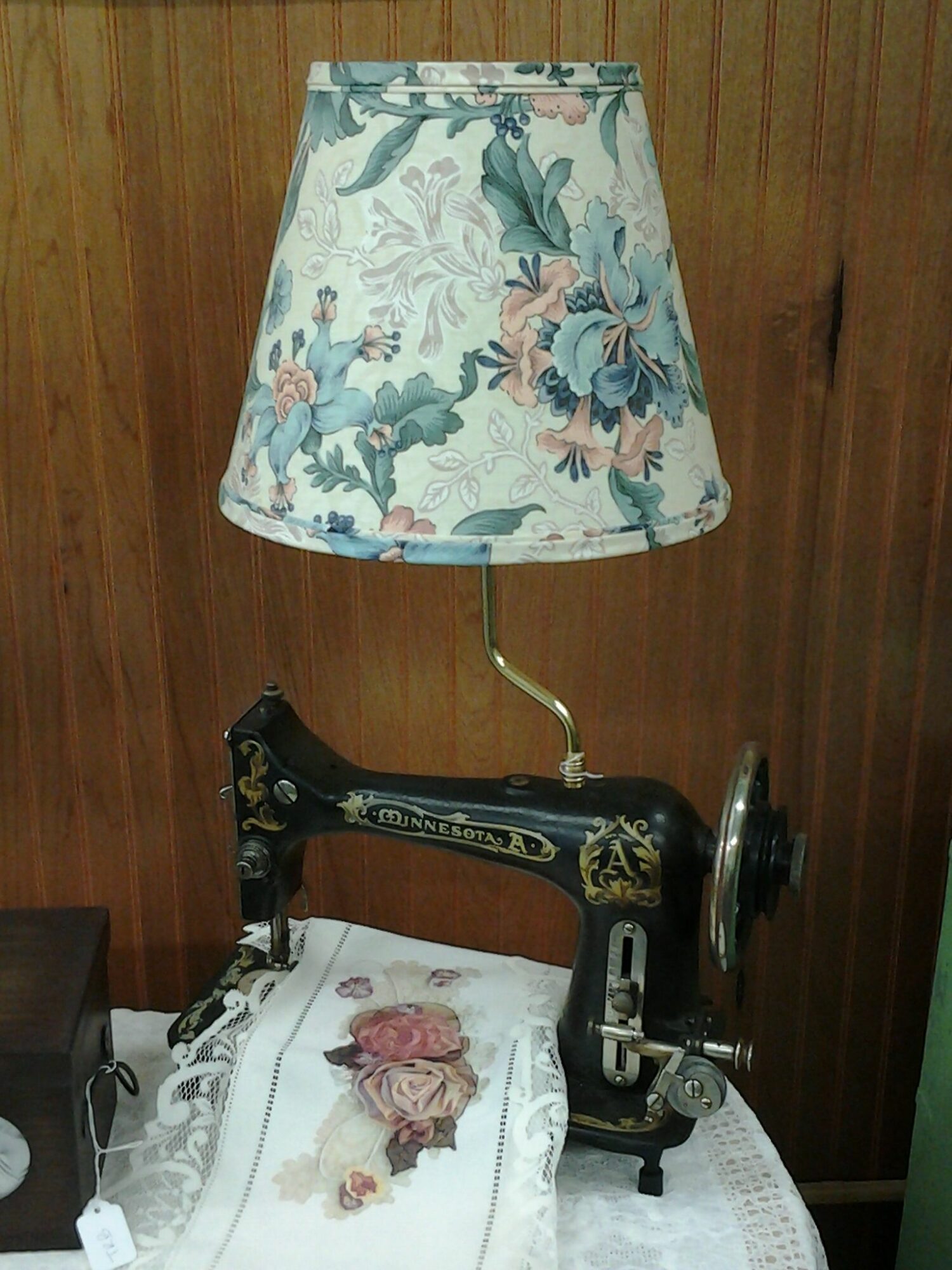 Sewing Machine Lamps - here some creative lamps made from antique sewing machines. #SewingMachines #Sewing