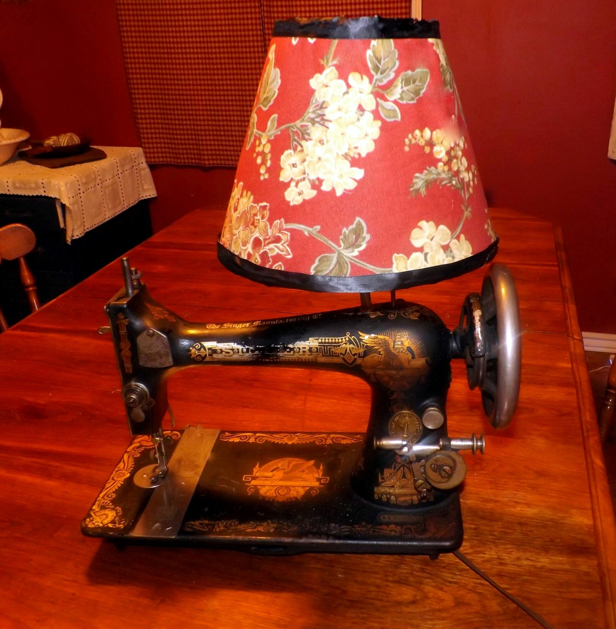 Sewing Machine Lamps - here some creative lamps made from antique sewing machines. #SewingMachines #Sewing