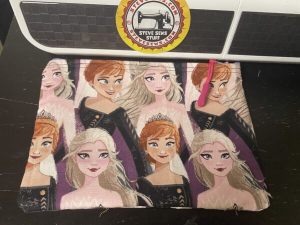 Frozen Princesses Zipper Pouch - a zipper pouch that has Elsa and Anna from Frozen on it. #Frozen #Anna #Elsa