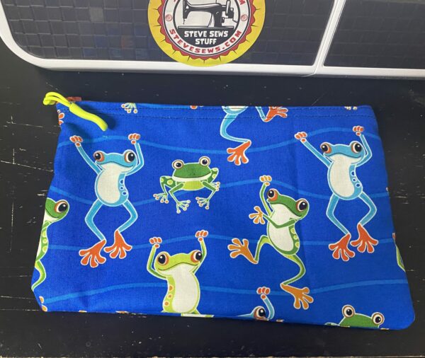 Glow in the Dark Tree Frog Zipper Pouch - this zipper pouch has tree frogs on it and it also glows in the dark. #TreeFrogs #Frogs #TreeFrog