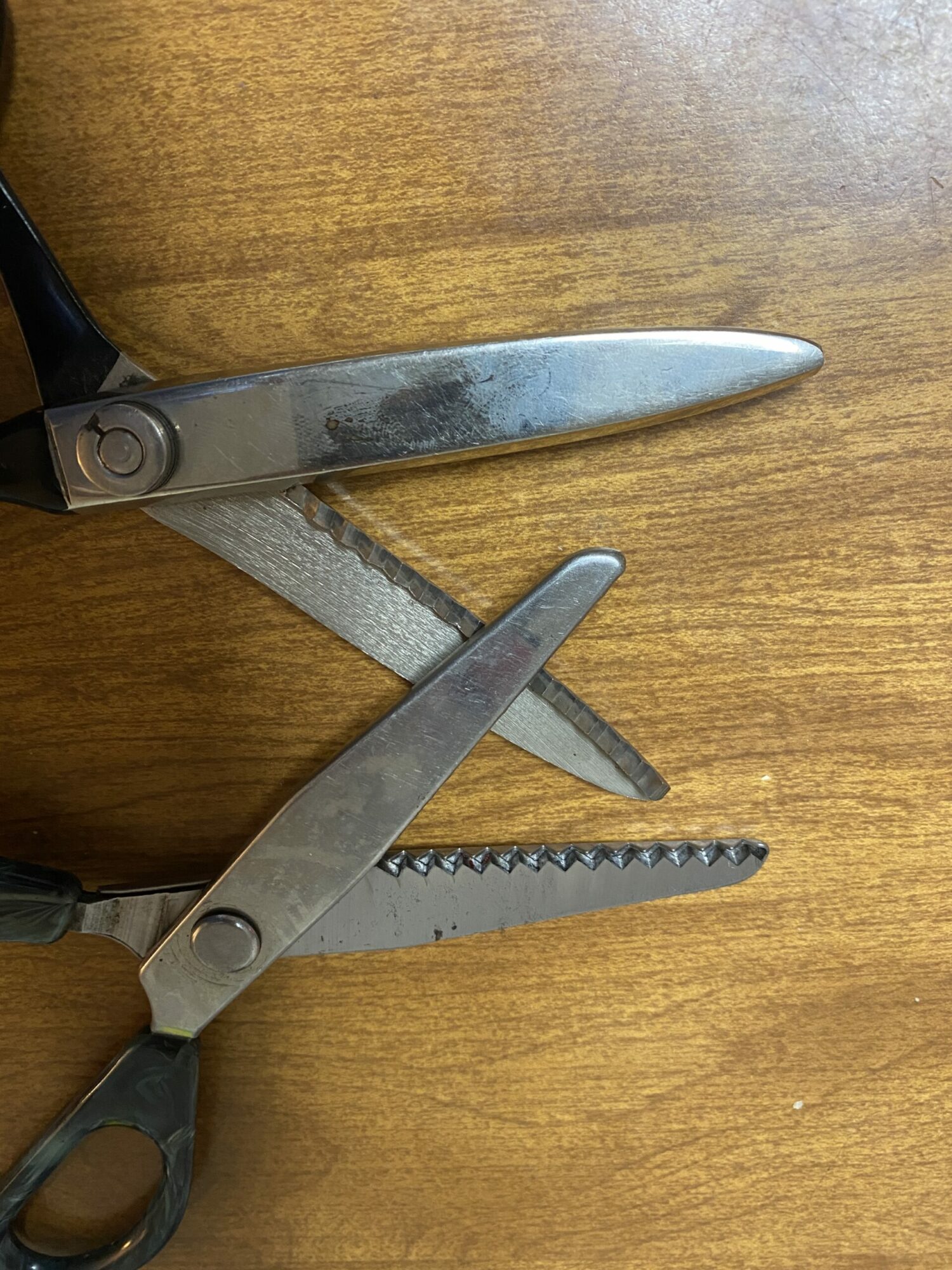 Buying and using the best Pinking Shears for creative edging and preventing  fraying - SewGuide